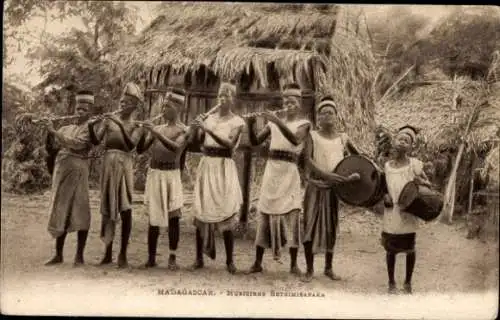 Ak Madagaskar, Musiker Betsimisaraka, Musiker mit Musikinstrumenten, Strohhütten