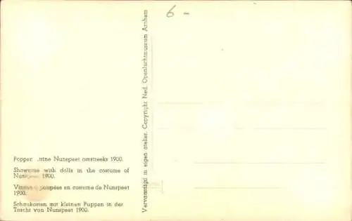 Ak Nunspeet Gelderland, Schaukasten mit kleinen Puppen in der Tracht von 1900