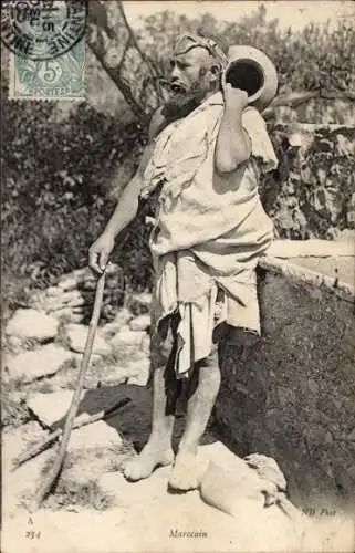 Ak Marokko, Marocain, Mann in traditioneller Kleidung, Brunnen