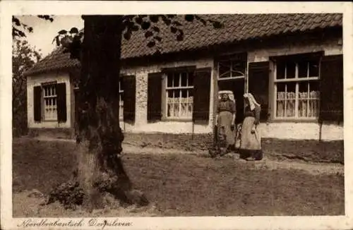 Ak Nordbrabant Niederlande, Dorpsleven, Bäuerinnen in Tracht, Wohnhaus