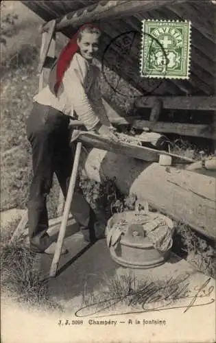 Ak Champéry Kanton Wallis, A la fontaine, Wasserträgerin, Schweizerische Tracht