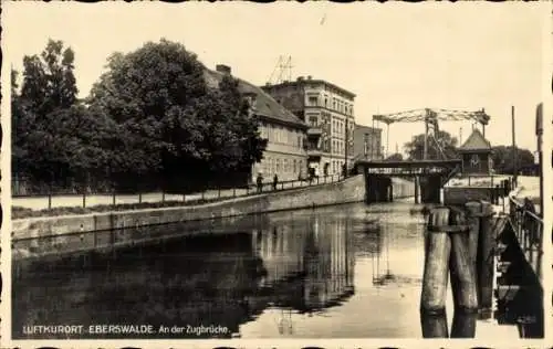 Ak Eberswalde in der Mark, An der Zugbrücke