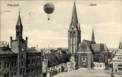 Ak Bitterfeld in Sachsen Anhalt, Markt, Kirche, Rathaus, Ballon über der Stadt