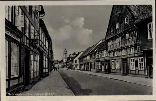 Ak Salzwedel in der Altmark, Neuperverstraße, Fachwerkhäuser, Rathausturm