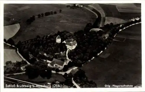 Ak Moosburg an der Isar Oberbayern, Fliegeraufnahme, Schloß Bruckberg