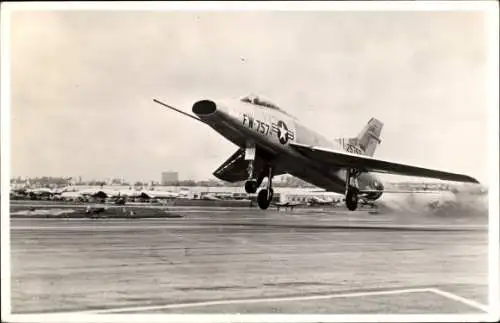 Ak North American F 100 Super Sabre, Kampfflugzeug der US Air Force, FW-757