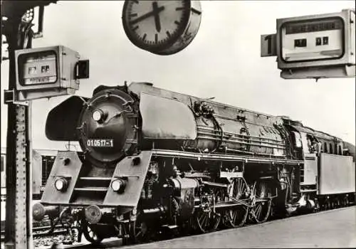 Ak Deutsche Eisenbahn, Dampflokomotive, Lok 010517 1 im Bahnhof, Anzeigetafeln