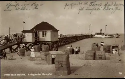 Ak Ostseebad Dahme in Holstein, Anlegender Dampfer, Strand, Steg