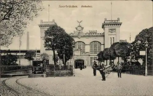 Ak Saarbrücken im Saarland, Blick auf den Bahnhof, Straßenseite, Straßenbahn Linie 25