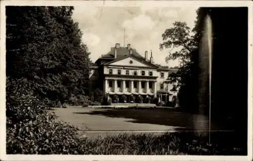 Ak Saalburg Ebersdorf Thüringen, fürstliches Schloss, Springbrunnen