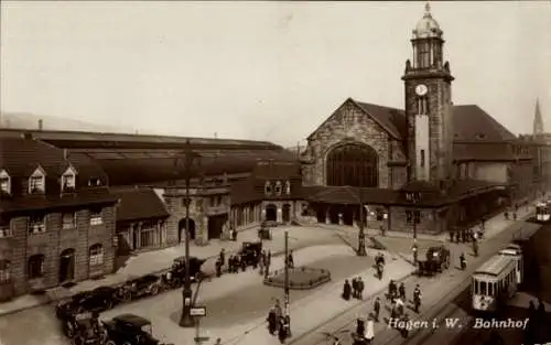 Ak Hagen in Westfalen Ruhrgebiet, Blick auf den Bahnhof, Straßenbahn, Parkplatz