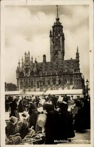 Ak Middelburg Zeeland Niederlande, Marktdag, Stände und Händler vor dem Rathaus