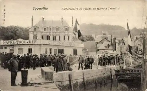 Ak Trouville Calvados, embarcadère du Bateau du Havre à Trouville, Hafengebäude, Reisende