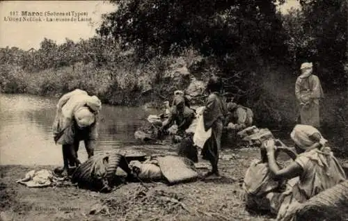 Ak Marokko, L'Oued Nefifick, Laveuses de Laine, Frauen am Flussufer waschen Wolle