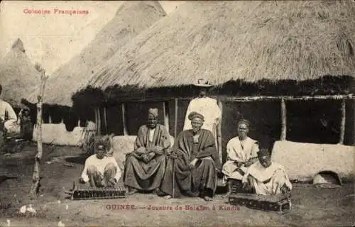 Ak Kindia Guinea, Joueurs de Balafon, portrait de groupe, cabanes