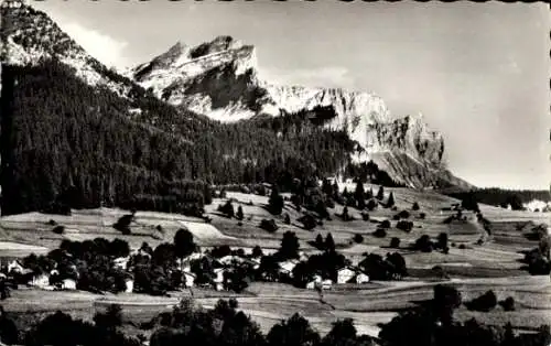 Ak Araches les Carroz Haute Savoie, Village de Pernant, vue sur la Croix de Fer, Pointe du Colloney