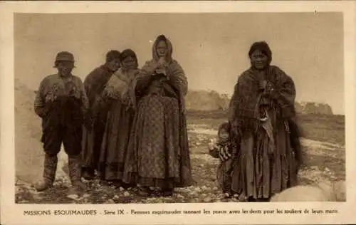 Ak Eskimo Missions, Eskimofrauen, die Felle braun