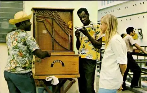 Ak Curaçao Niederländische Antillen Karibik, Organ players welcome Tourist steamer on pier