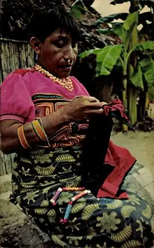 Ak San Blas Panama, Cuna Indian sewing a Mola, Frau beim Nähen