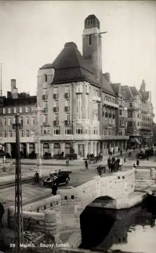 Ak Malmö Schweden, Blick zum Savoy Hotel, Eckansicht, Straße mit Passanten, Brücke