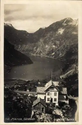 Foto Ak Merok Norwegen, Söndmör, Talblick auf Berge und Wasser, Wohnhaus