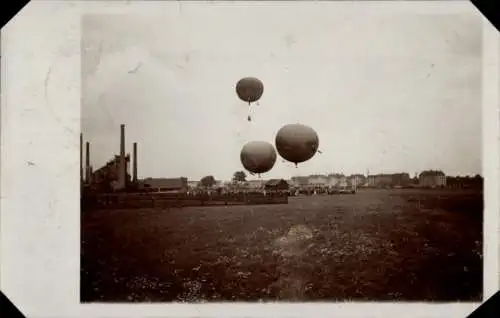 Foto Ak Zwickau in Sachsen, Ballons über dem Feld, Ort