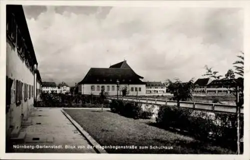 Ak Gartenstadt Nürnberg in Mittelfranken, Schulhaus, Blick von der Regenbogenstraße