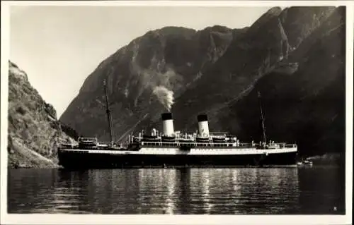 Ak Norwegen, Dampfer M.S. Monte Sarmiento vor Gudvangen, Fjord, HSDG