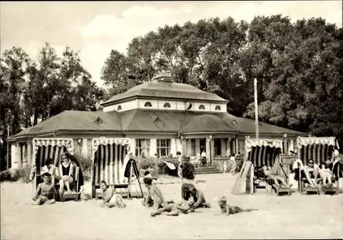 Ak Ueckermünde in Vorpommern, HO-Gaststätte im Strandbad, Badegäste, Strandkörbe