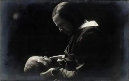 Ak Schauspieler Georg Henrich, Portrait, als Hamlet