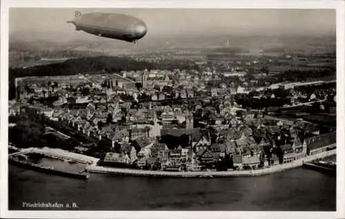 Ak Friedrichshafen Bodensee, Blick auf Luftschiff Graf Zeppelin in voller Fahrt vom Flugzeug gesehen