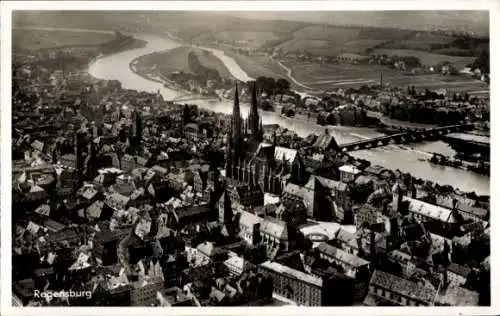 Ak Regensburg an der Donau Oberpfalz, Panorama, Fliegeraufnahme