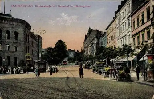 Ak Saarbrücken im Saarland, Reichsstraße mit Blick zum Bahnhof, Passanten, Autos