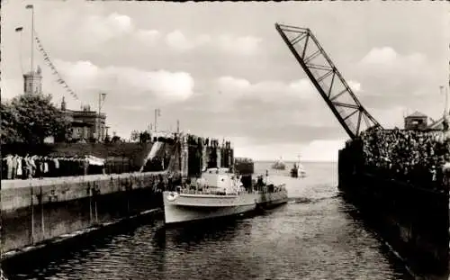 Ak Wilhelmshaven in Niedersachsen, Einlaufen der ersten Schiffseinheiten der Bundesmarine, 1956