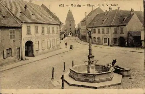 Ak Mutzig Bas Rhin, Place de la Victoire, Brunnen