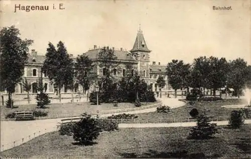 Ak Hagenau i. Elsass, Partie am Bahnhof, Park, Brunnen