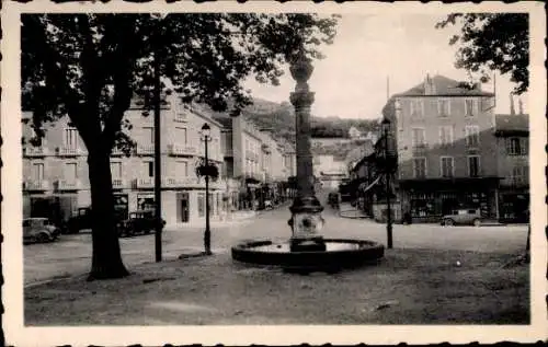 Ak Villefranche de Rouergue Aveyron, Platz der Republik, Brunnen