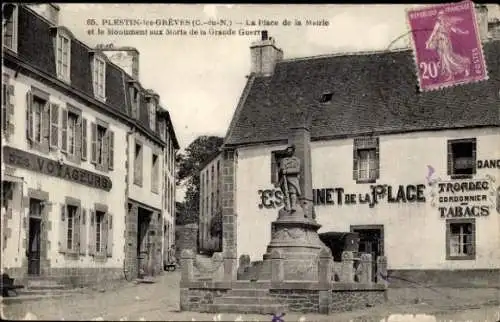 Ak Plestin les Grèves Cotes d'Amor, Place de la Mairie, Monument aux Morts de la Grande Guerre