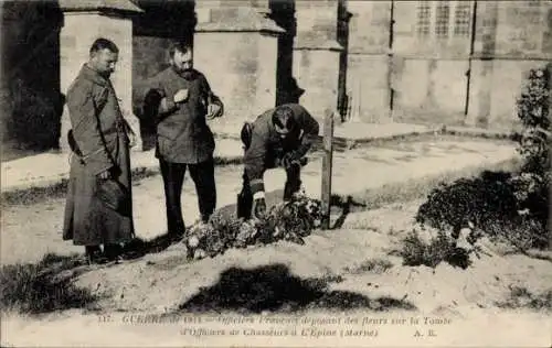 Ak Épine Marne, Officiers Francais deposant des fleurs sur la Tombe d'Officiers de Chasseurs