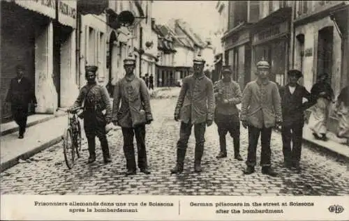 Ak Soissons Aisne, Prisonniers allemands dans une rue de Soissons apres le bombardement