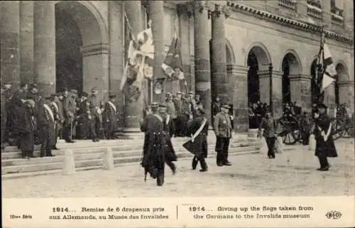 Ak Paris VII, Les Invalides, Musee des invalides, 1914, Remise de 6 drapeaux pris aux Allemands