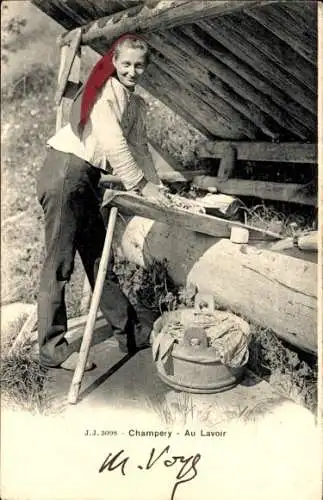 Ak Champéry Kanton Wallis, A la fontaine, Wasserträgerin, Schweizerische Tracht