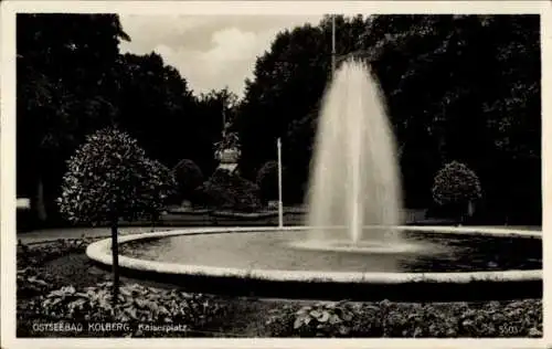 Ak Kołobrzeg Ostseebad Kolberg Pommern, Kaiserplatz, Springbrunnen