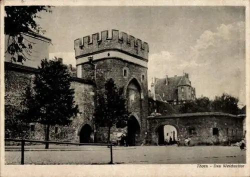 Ak Toruń Thorn Westpreußen, Straßenpartie mit Blick auf das Weichseltor