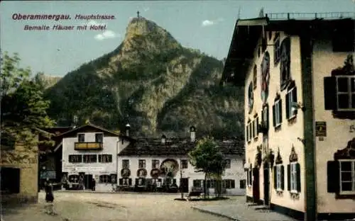 Ak Oberammergau Garmisch Partenkirchen, Hauptstraße, Bemalte Häuser mit Kofel