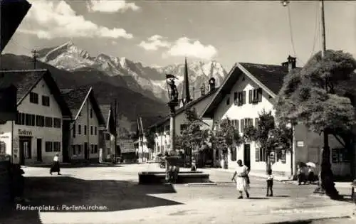 Ak Garmisch Partenkirchen in Oberbayern, Floriansplatz, Denkmal, Gebirge