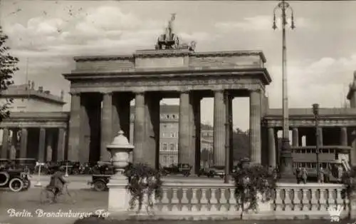 Ak Berlin, Pariser Platz mit Blick auf das Brandenburger Tor, Autos, Radfahrer