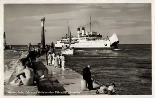 Ak Rostock Warnemünde, Fährschiff Schwerin fährt ein