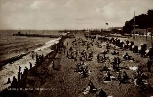 Ak Sassnitz auf der Insel Rügen, Strand mit Strandleben