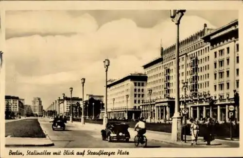 Ak Berlin Friedrichshain, Stalinallee mit Blick auf den Straußberger Platz, Karl Marx Allee, Autos